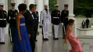 O funcţionară de la Casa Albă a căzut în faţa preşedintelui american - VIDEO