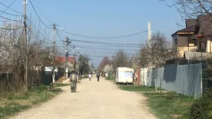 GALERIE FOTO, VIDEO Cartier din Ploieşti uitat de lume şi de autorităţi: Nu are apă, canalizare sau străzi asfaltate. Oamenii trebuie să plătească rovinietă atunci când merg la medic