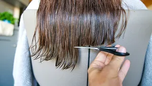 Noile reguli pentru mersul la frizerie şi coafor, după redeschidere. De ce spun patronii că ar putea creşte preţurile