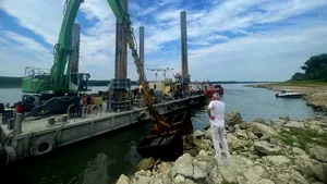 După explozia de pe Dunăre, Apele Române mobilizează excavatoare de 60 de tone și barje cu piatră | Ce se întâmplă acum la stânca Pârjoaia