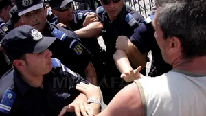 Directorul de la Spaţii Verzi, baricadat într-un birou după ce protestatarii au vrut să-l bată