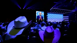 NYT: Trump şi aliaţii săi elaborează planuri de extindere a puterii prezidenţiale din 2025 