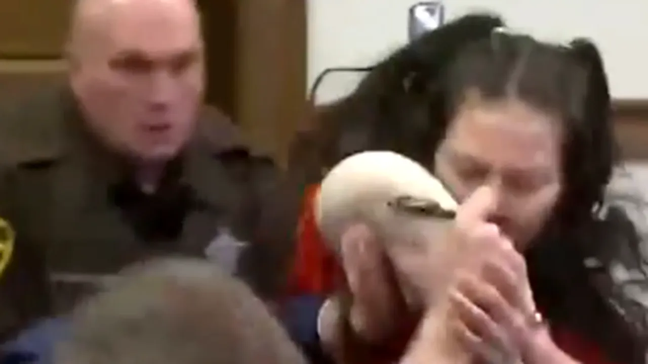 VIDEO O femeie judecată pentru crimă şi-a atacat avocatul în faţa judecătorului