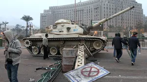 Mii de manifestanţi în centrul capitalei egiptene, înconjuraţi de tancurile armatei. ElBaradei: Mubarak trebuie să plece - FOTO, VIDEO