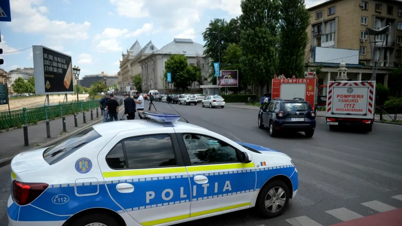 Accident grav în Piața Operei din București. O mașină s-a răsturnat în urma impactului, un pasager a ajuns la spital