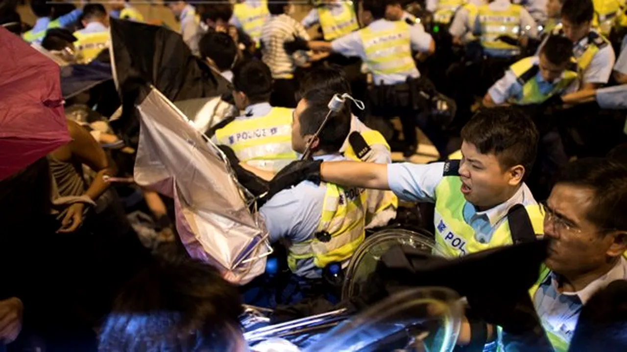 Noi violenţe între protestatari şi forţele de ordine, la Hong Kong