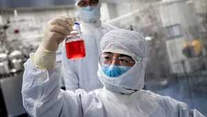 Wall Street Journal: China injectează sute de mii de oameni cu vaccinuri experimentale împotriva Covid-19