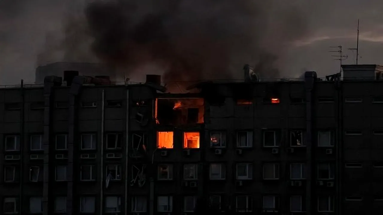 Invadatorii ruşi au iar capitala Ucrainei în vizor: cel puţin trei explozii vineri dimineaţa, metroul este oprit, oamenii se adăpostesc