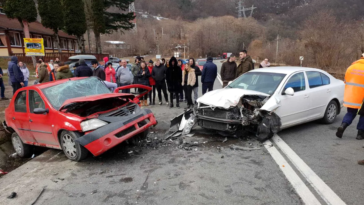 Accident GRAV pe Valea Oltului. Două maşini făcute zob şi patru persoane rănite, după ce şoferul unei maşini a adormit la volan
