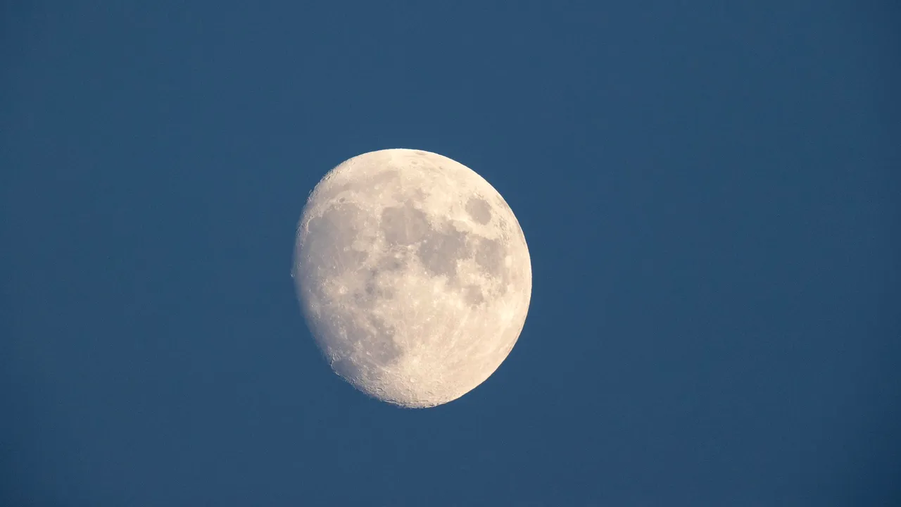 Luna rugineşte şi noi suntem de vină. Ce cred cercetătorii