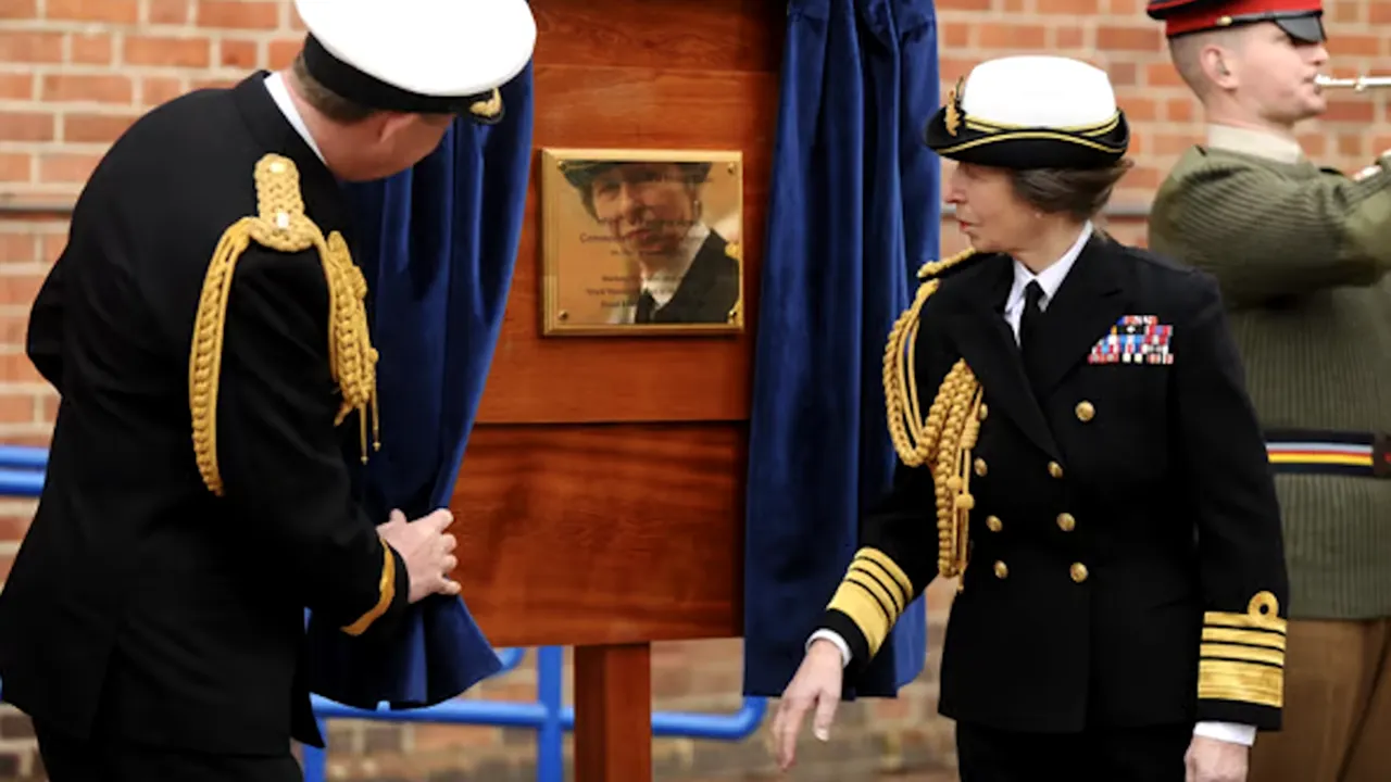 Marina regală britanică schimbă toate uniformele feminine din cauza a doi nasturi. Unde i-a plasat