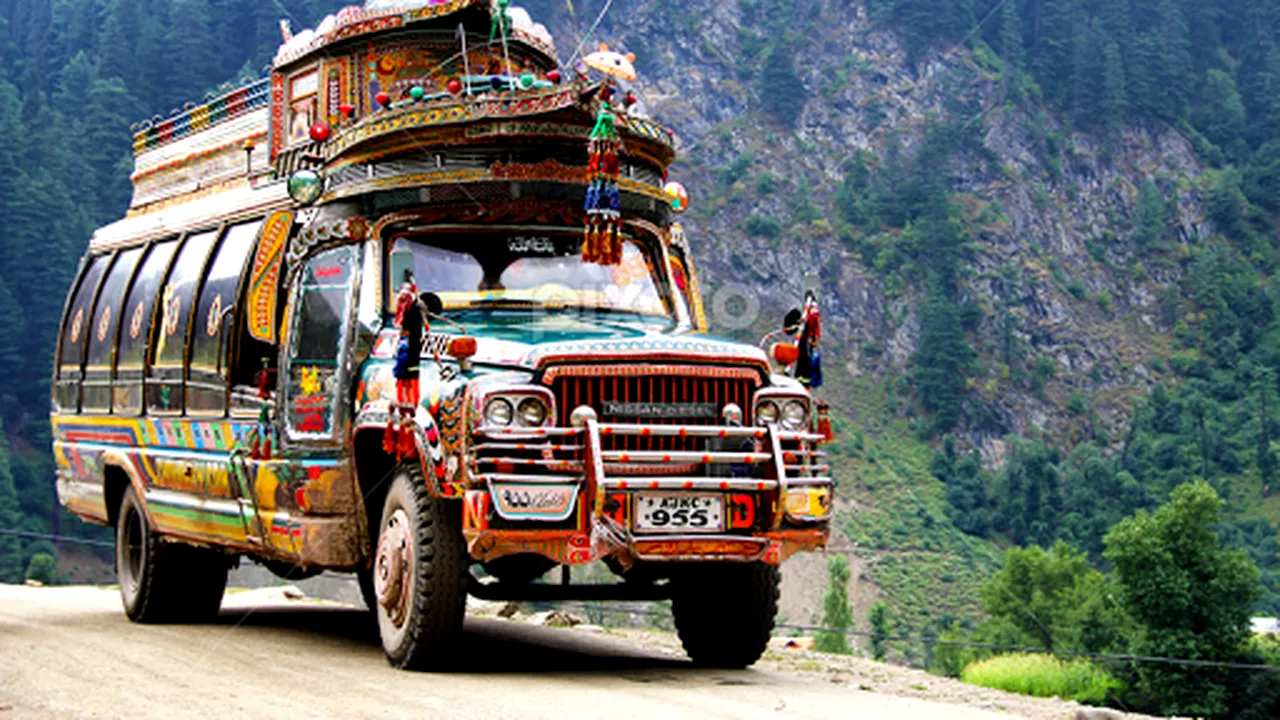 Accident rutier soldat cu 24 de morţi în Pakistan, după ce un autobuz s-a prăbuşit într-un râu