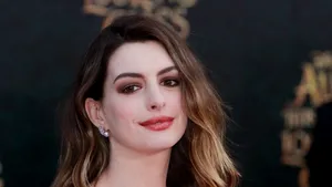 Anne Hathaway va produce o comedie romantică despre reţeaua de socializare Tinder