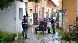 Pompierii sibieni au intervenit pentru evacuarea apei din subsolurile a trei locuinţe - FOTO