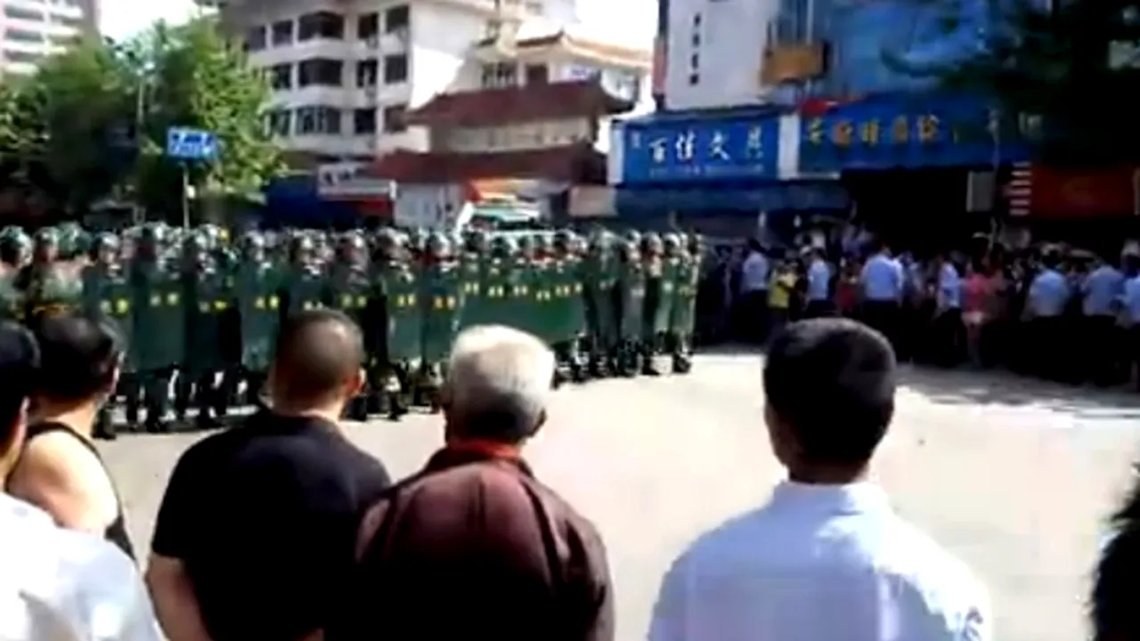 Sute de chinezi protestează după moartea unui vânzător ambulant