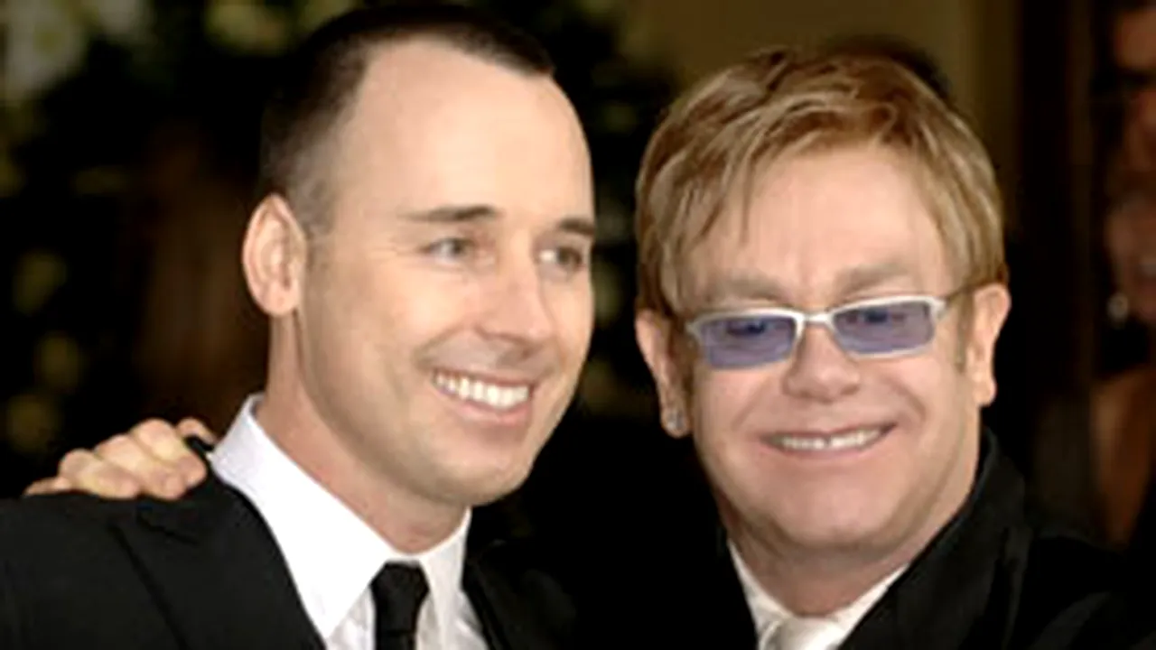 Elton John a încercat să se sinucidă