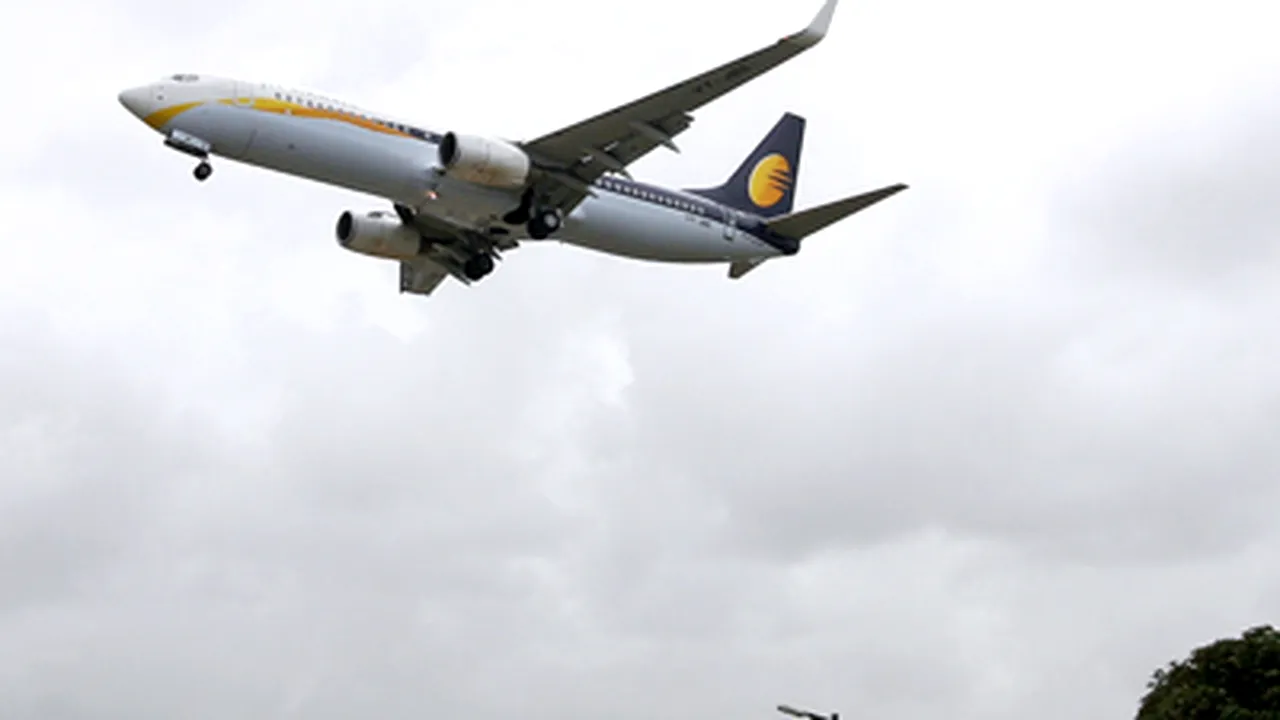 Un avion a ratat aterizarea la Bombay... pentru că piloţii dormeau