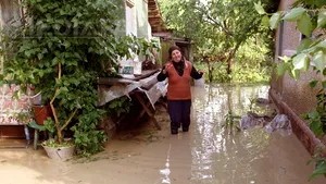 Buzău: 18 localităţi, afectate de inundaţii. 20 de măicuţe de la Mănăstirea Răteşti au fost evacuate - FOTO