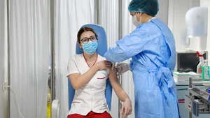 Mihaela Anghel, asistentă medicală, este prima persoană din România vaccinată anti-COVID-19