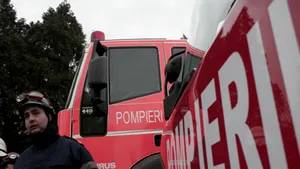 Incendiul la taximetrul parcat în Piaţa Victoriei a fost stins, circulaţia în zonă a fost reluată