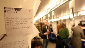 Metrou tapetat cu poezie: 260.000 de post-it-uri cu versuri au 