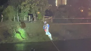 Pompierii clujeni au salvat un bărbat care a rămas agăţat de un cablu deasupra râului Someşul Mic 