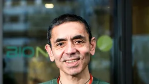 Director BioNTech: Vaccinul împotriva Covid-19 „este foarte probabil” să funcţioneze şi în cazul noii tulpine din Marea Britanie