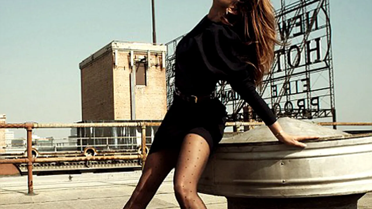 Cindy Crawford, la 43 de ani, protagonista unui pictorial sexy
