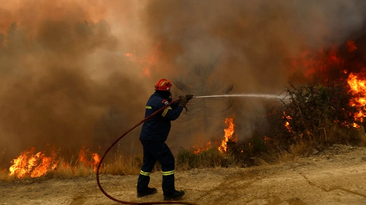 Mai multe sate din Grecia, evacuate din cauza unui incendiu major de vegetație