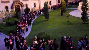 GALERIE FOTO Sute de credincioşi au înconjurat Catedrala Reîntregirii Neamului din Alba Iulia, în Vinerea Mare. IPS Irineu: Iisus suferă şi acum