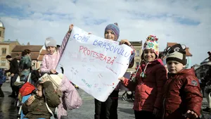 GALERIE FOTO 200 de părinţi şi copii protestează la Braşov şi Timişoara: 