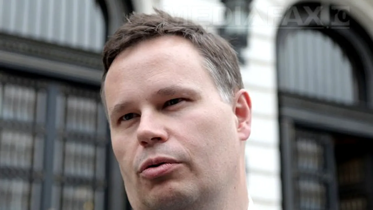 Jeffrey Franks a primit propunerea de fi conferenţiar la Universitatea din Piteşti. Care este salariul oferit