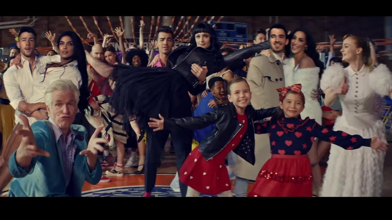Jonas Brothers se dezbracă pentru videoclipul piesei „What A Man Gotta Go”. Cine sunt partenerele lor