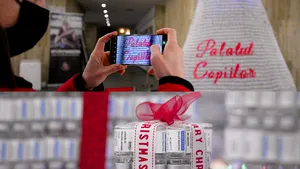 Bradul anti-COVID în România. Cum arată bradul de Crăciun construit din 19.000 de doze de vaccin