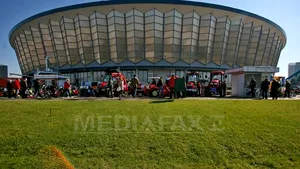 Sute de participanţi la o conferinţă de la Romexpo, evacuaţi de pompieri şi jandarmi: 