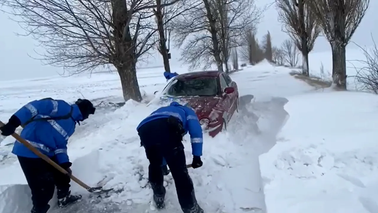 Jandarmii şi Armata deszăpezesc E 85, în Buzău. Primele vehicule au reuşit să pornească