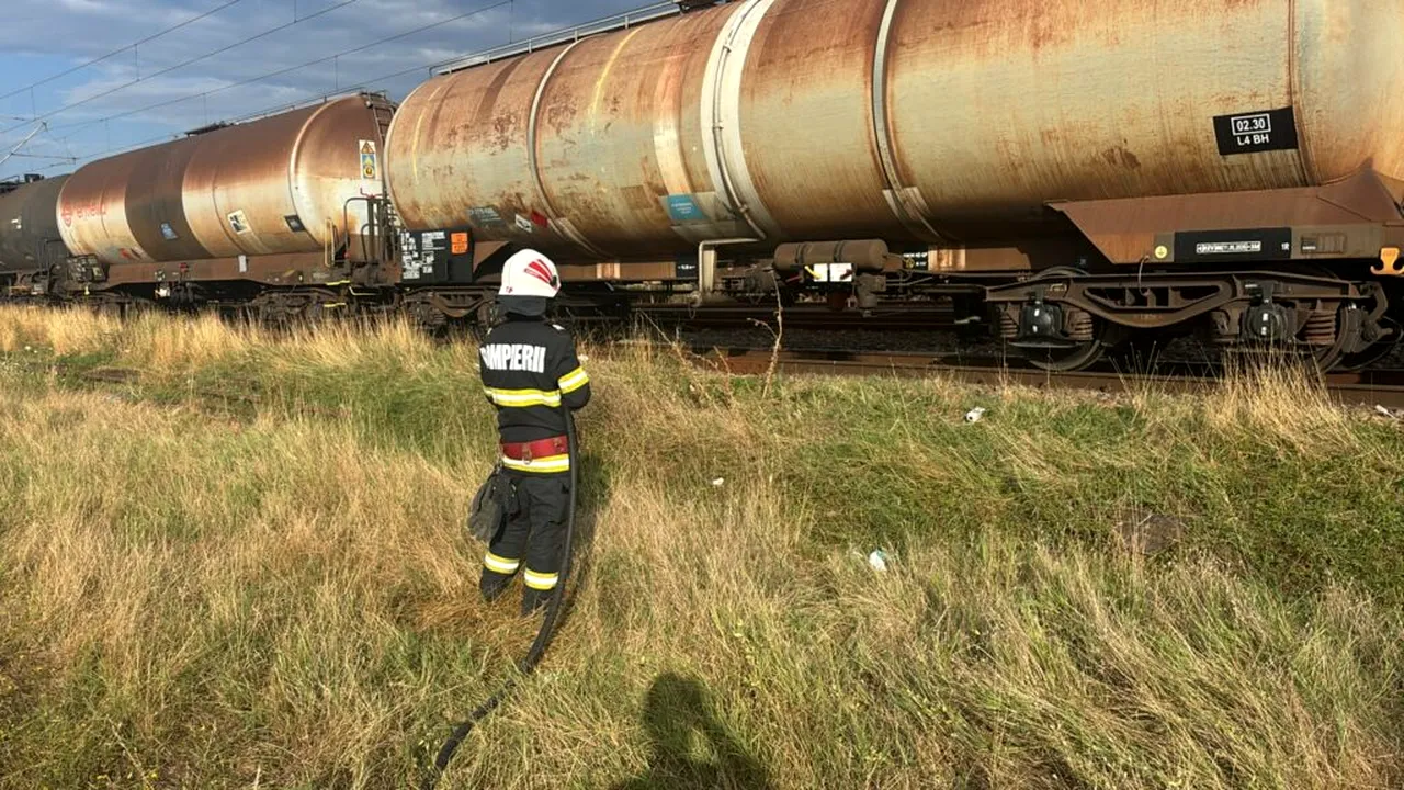 Tren cu 36 de vagoane încărcate cu motorină, oprit în Teleorman după o scurgere. Populația din zonă, evacuată preventiv
