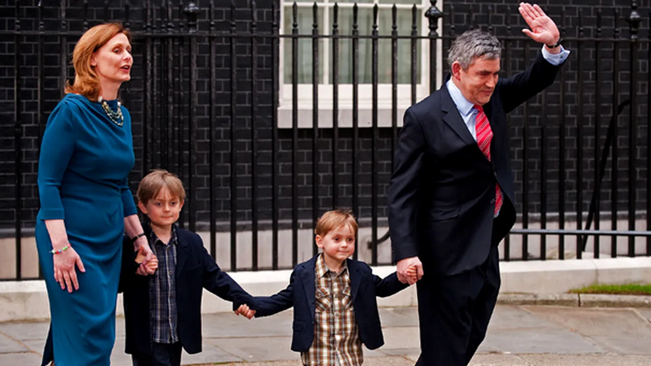 Premierul britanic, Gordon Brown, i-a prezentat reginei demisia sa