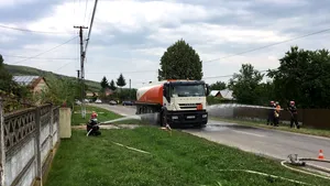 FOTO, VIDEO | O cisternă plină cu combustibil a luat foc, flăcările fiind stinse de un pompier în timpul liber