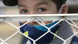 Grădiniţa, locul de vis de după gard: Copiilor le e dor de colegi şi de educatoare, iar părinţii ar face orice să le aline suferinţa