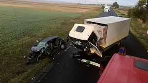 Accident cumplit pe DN2: Un bărbat a murit, în urma impactului puternic dintre un TIR şi o maşină/ Circulaţia este blocată | FOTO