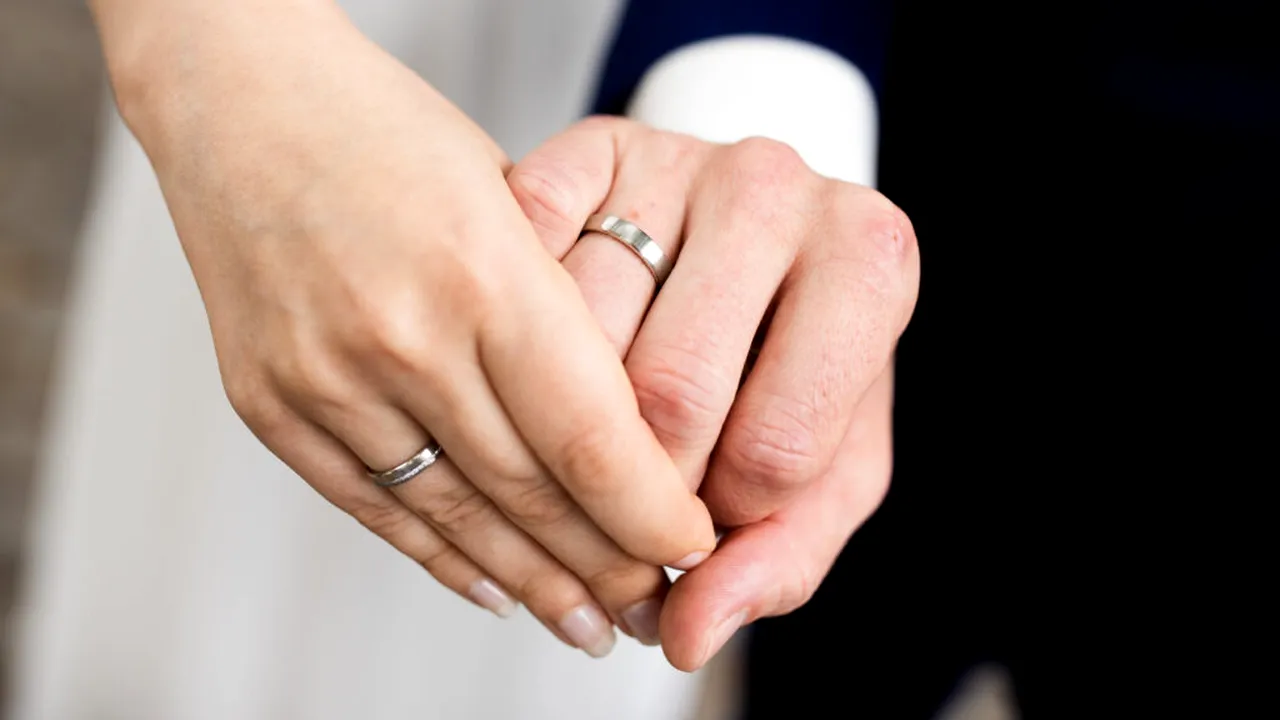 Proiect de lege: În cazul unui divorț, soția își va putea păstra numele din timpul căsătoriei
