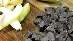 Reţeta de weekend: Tarta cu ciocolată şi pere, un desert recomandat pentru zilele de vară