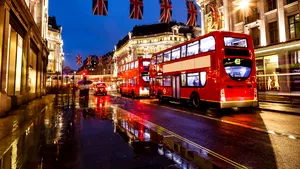Atacuri cu acid în Londra | Cel puţin opt răniţi, la un centru comercial / Un suspect, reţinut