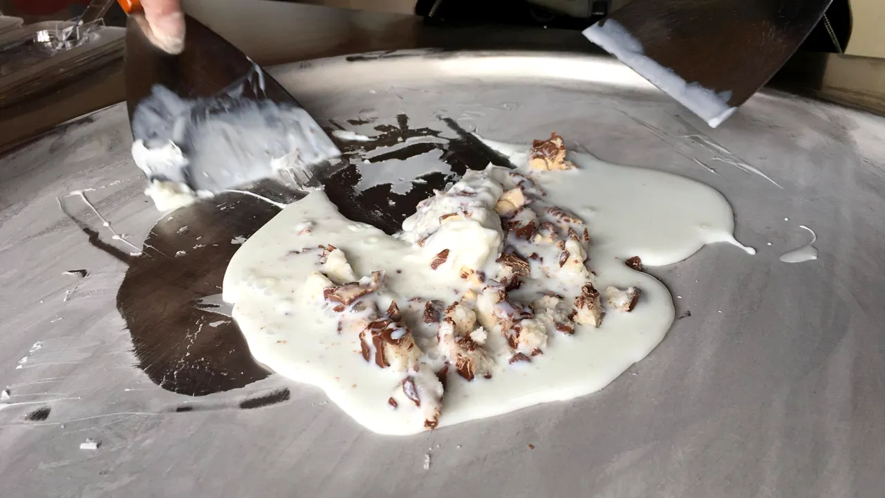 GALERIE FOTO ChocoKebab-ul şi îngheţata la plită, afacerea dulce cu care a cunoscut succesul un tânăr ploieştean