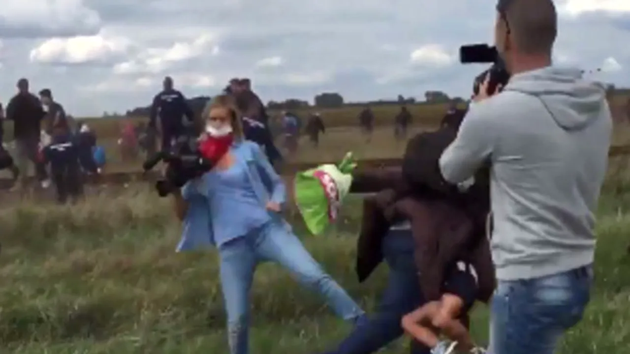 Angajată a unui post de televiziune din Ungaria, concediată pentru că a lovit migranţi. Partidele de opoziţie depun plângeri împotriva femeii - VIDEO