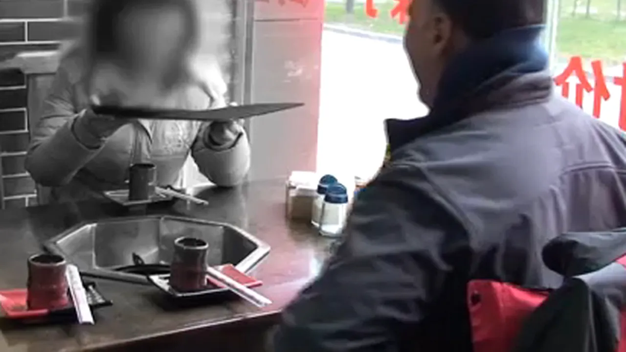 REPORTAJ: Fabrica în care angajaţii NU AU VOIE să vorbească între ei. Reacţia unei femei care vede PENTRU PRIMA DATĂ produsul finit pe care îl face - VIDEO