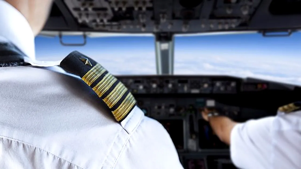 Un căpitan de aeronavă şi o stewardesă au fost suspendaţi pentru un gest nepermis făcut în carlinga avionului