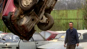 Maşinile parcate care împiedică circulaţia în sectorul 6, ridicate din 3 noiembrie