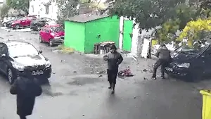 Noi imagini cu momentul exploziei. Trei bărbați au fost surprinși într-o parcare din apropierea ”Blocului groazei”